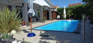 a swimming pool in front of a house at Chambre d'hôtes in Montauban