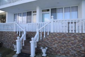 Balkón nebo terasa v ubytování LakeFront House