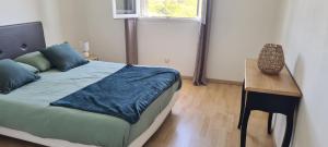 Postel nebo postele na pokoji v ubytování 130m2 qui surplombe la baie de Calvi vue citadelle