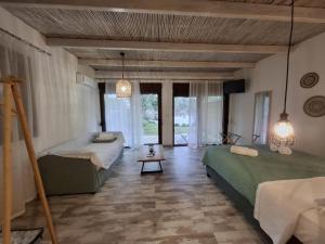 Ένα ή περισσότερα κρεβάτια σε δωμάτιο στο Valia's Beach Studios