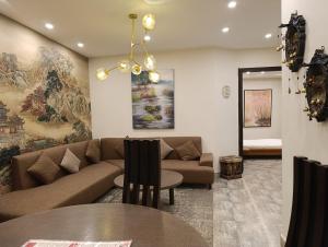 un salon avec un canapé et une table dans l'établissement Korean Style 2BHK with City Views & Free Netflix, à Rawalpindi 24 autres photos