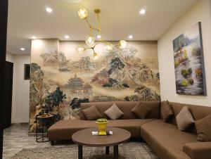 - un salon avec un canapé et une grande fresque murale dans l'établissement Korean Style 2BHK with City Views & Free Netflix, à Rawalpindi
