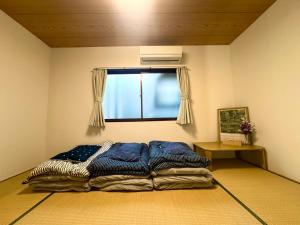 Voodi või voodid majutusasutuse Summit Villa 中崎町駅3分鐘 梅田商圈大阪駅 3階日式傳統町屋 100平超大空間 toas