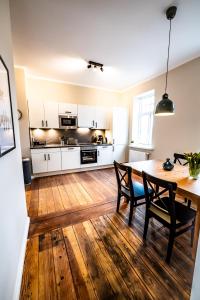 una cucina e una sala da pranzo con un tavolo di legno di 5 - mega saniertes Apartment im Dankmalschutz - nur kurze Zeit verfügbar a Brunsbüttel Altre 103 foto