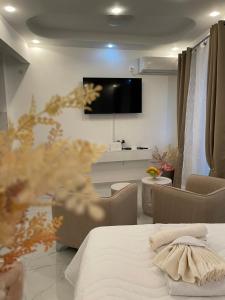 Una televisión o centro de entretenimiento en Apartments Stars-Old Town