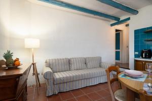 una sala de estar con un sofá y una mesa en Caletta Nest 38, en Porto Rotondo