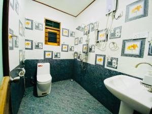 a bathroom with a toilet and a sink at Tropical Dream Villa Habarana in Moragaswewa +30 photos
