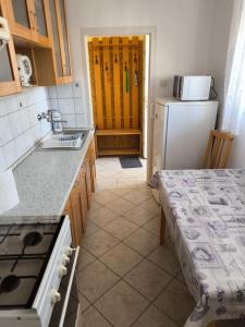 Kuchyňa alebo kuchynka v ubytovaní Szeki Apartman + 24 fotografií