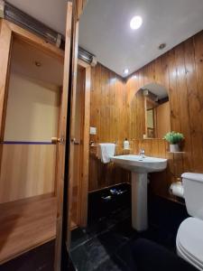 エル・プエヨ・デ・ハカにあるLa Encina, Acogedor apartamento con piscina - Arafita Apartamentosの洗面台とトイレ付きのバスルーム