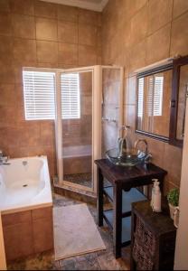 une salle de bain avec un lavabo, une douche et une baignoire dans l'établissement SUMMER PLACE, à Harrismith