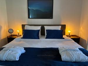 A bed or beds in a room at FACT Apartments