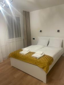 a bedroom with a bed with two towels on it at Apartament Cichy in Tarnów