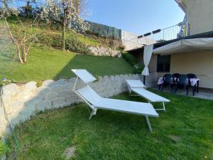 a group of white chairs and a set up for a wedding at Appartamento Trifoglio in Salò