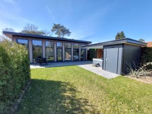 Κήπος έξω από το Comfort bungalow met jacuzzi 01