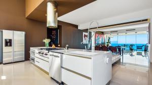 une cuisine avec un évier et un réfrigérateur dans l'établissement Avalon - 1004 Stunning Luxury 3 BR Private Pool, à Puerto Vallarta
