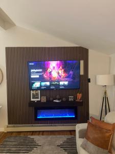 Gallery image of Chic modern bedroom 5 mins from JFK in Locust Manor