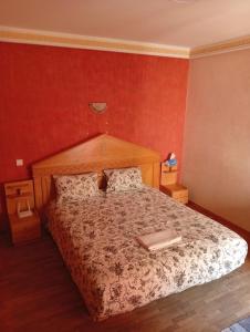 ein Schlafzimmer mit einem Bett, auf dem ein Buch liegt in der Unterkunft Appartement de luxe Résidence Majorelle in Marrakesch + 23 Fotos