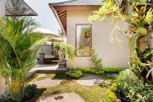 a garden in front of a house with plants at Rena's Kubu in Saba