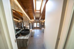 Kuchyň nebo kuchyňský kout v ubytování Five Elements Apartments Nature and Relax near Lake Garda