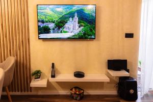 ヴェリコ・タルノヴォにあるTirol Home - Apartmentのリビングルーム(壁掛けテレビ付)