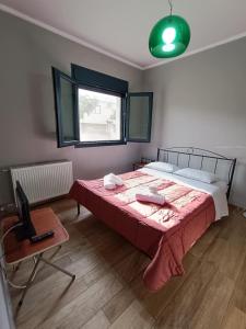 Ένα ή περισσότερα κρεβάτια σε δωμάτιο στο 280 Chios Maisonette