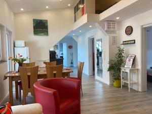 a kitchen and dining room with a table and chairs at Ferienwohnung Freiendiez in Diez