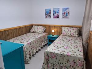 a small room with two beds and a table at Show de apartamento na Praia do Morro - Guarapari in Guarapari +37 photos