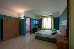 Rúm í herbergi á Insula Hotel