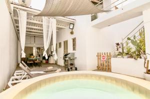 Spacious and cosy - village house游泳池或附近泳池