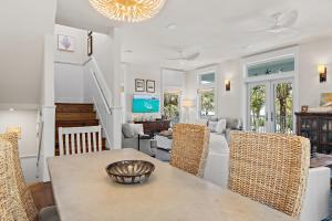 una sala da pranzo e un soggiorno con tavolo e sedie di Island Blue At Destin Pointe Resort a Destin