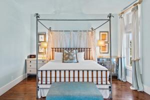 una camera con un grande letto con struttura metallica di Island Blue At Destin Pointe Resort a Destin Altre 32 foto