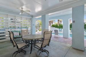 una sala da pranzo con tavolo e sedie di Island Blue At Destin Pointe Resort a Destin
