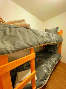 Postel nebo postele na pokoji v ubytování Apartmani Krupajsko Vrelo