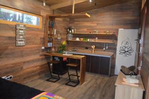 a kitchen with wooden walls and a desk in a room at Casa Eucalipto in Firavitoba