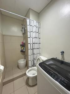 Bilik mandi di Spacious two bedroom in Novaliches +37 gambar