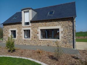 ein Steinhaus mit schwarzem Dach in der Unterkunft Maison Beniguet 6 places proche Paimpol et Tréguier in Pleumeur-Gautier + 37 Fotos