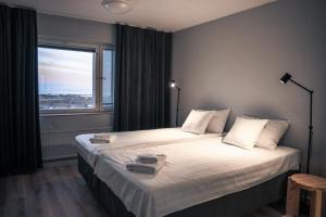 a hotel room with a large bed with a window at Luovo in Marjaniemi