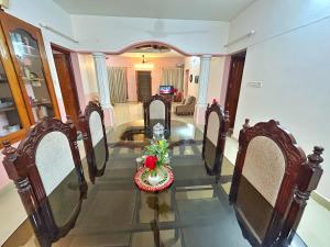 La Casa Trivandrum 4 BHK AC Luxury Villa at City Centre, Just 5 kms from Airport & 3 Kms to Trivandrum Railway Station的休息区