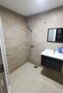 クアラルンプールにある3 Rooms 10 pax VKA near LRT Axiata Bkt-Jalil IMU APUの洗面台とシャワー付きのバスルーム
