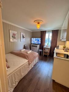 a hotel room with a bed and a kitchen at Bispen Villa Utsikten in Åndalsnes