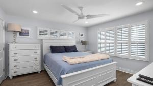 una camera bianca con letto e cassettiera di Pet Friendly, Bayside Surf City, Private Yard, Pool, Elevator Roof Top Deck Beach Badges a Surf City Altre 28 foto