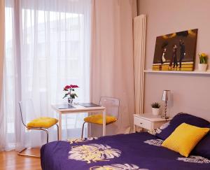 Posteľ alebo postele v izbe v ubytovaní HomeComfort Apartament Adonis