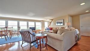 Χώρος καθιστικού στο Dog Friendly, 3 Bedroom Oceanfront, Panoramic Ocean Views, Ship Bottom