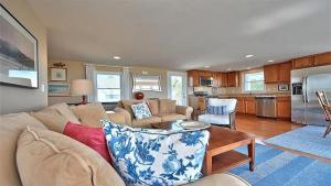 Η κουζίνα ή μικρή κουζίνα στο Dog Friendly, 3 Bedroom Oceanfront, Panoramic Ocean Views, Ship Bottom