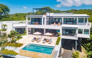 Bazén v ubytování Ocean View Luxury Mountain Escape nebo v jeho okolí