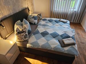 Postel nebo postele na pokoji v ubytování Hotelpension Pfarrhaus