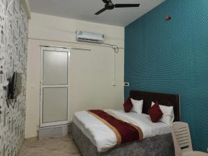 a bedroom with a bed in a room with green walls at Veer Guest House in Bareilly