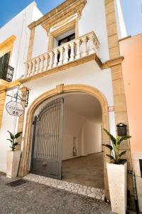 an entrance to a building with a large door at B&B Corte dell' Immacolata in Taviano