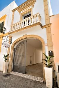 タヴィアーノにあるB&B Corte dell' Immacolataの大きな扉付きの建物の入口