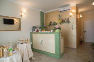 a salon with a counter with two tables in a room at B&B Corte dell' Immacolata in Taviano